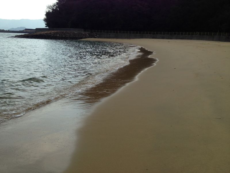 波静かな日の砂浜は、まるで鏡のようです。