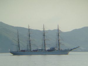 伊王島沖を帆船が進む