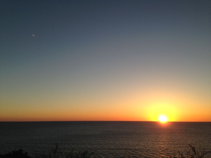 夕陽ヶ丘展望所から角力灘に沈む夕日を見る